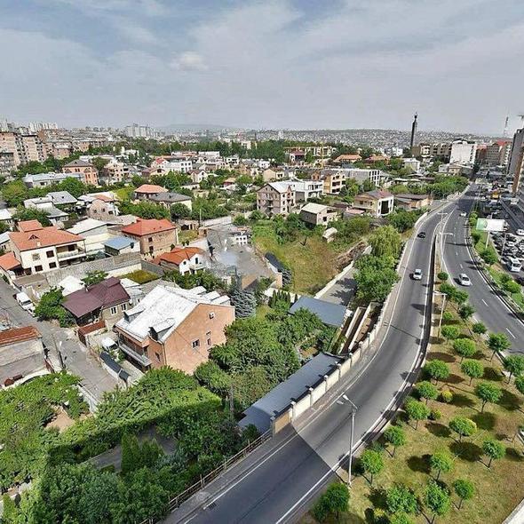 Rousann-ի նկարը SENYAK.am կայքում