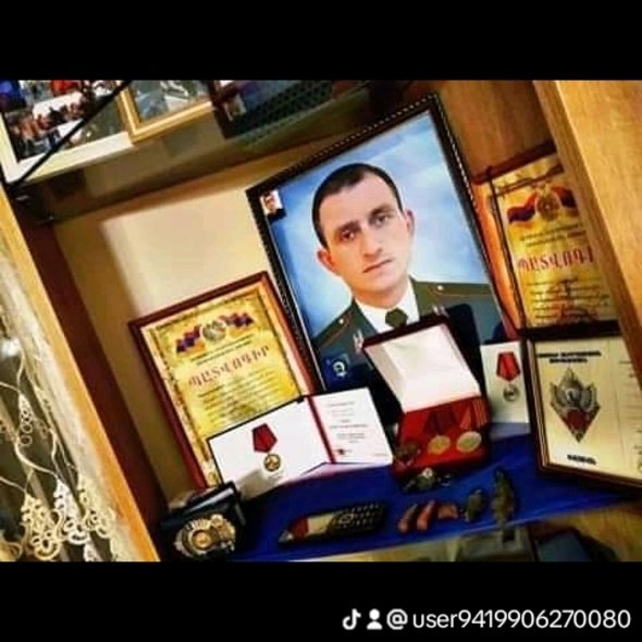 Արսեն Աղաջանյանի նկարը SENYAK.am կայքում