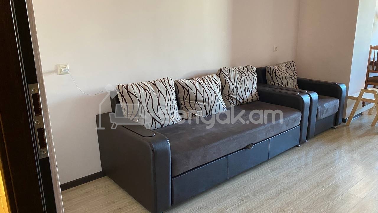 3 Սենյականոց Բնակարան Քարե Շենքում, 98քմ, 5/5 հարկ, Կապիտալ Վերանորոգված