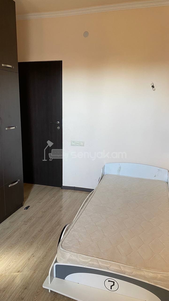 3 Սենյականոց Բնակարան Քարե Շենքում, 98քմ, 5/5 հարկ, Կապիտալ Վերանորոգված