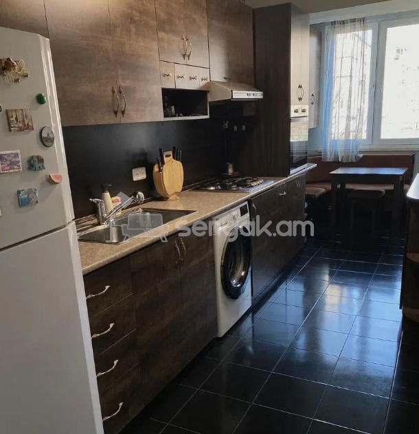 3 Սենյականոց Բնակարան Քարե Շենքում, 80քմ, 2/5 հարկ, Կապիտալ Վերանորոգված