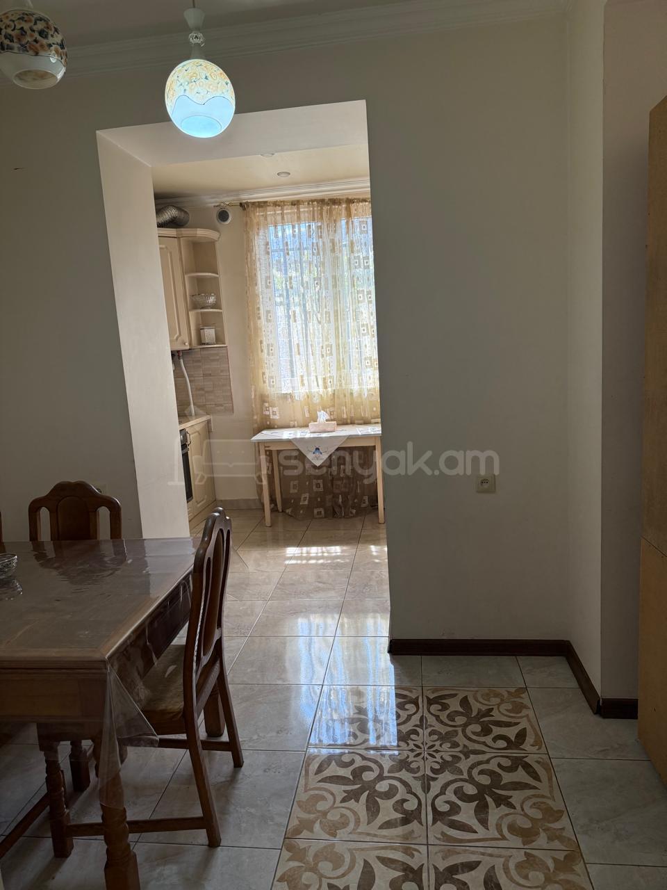 2 Սենյականոց Բնակարան Քարե Շենքում, 60քմ, 1/3 հարկ, Նորմալ Վիճակում, Կահավորված, Արևկող