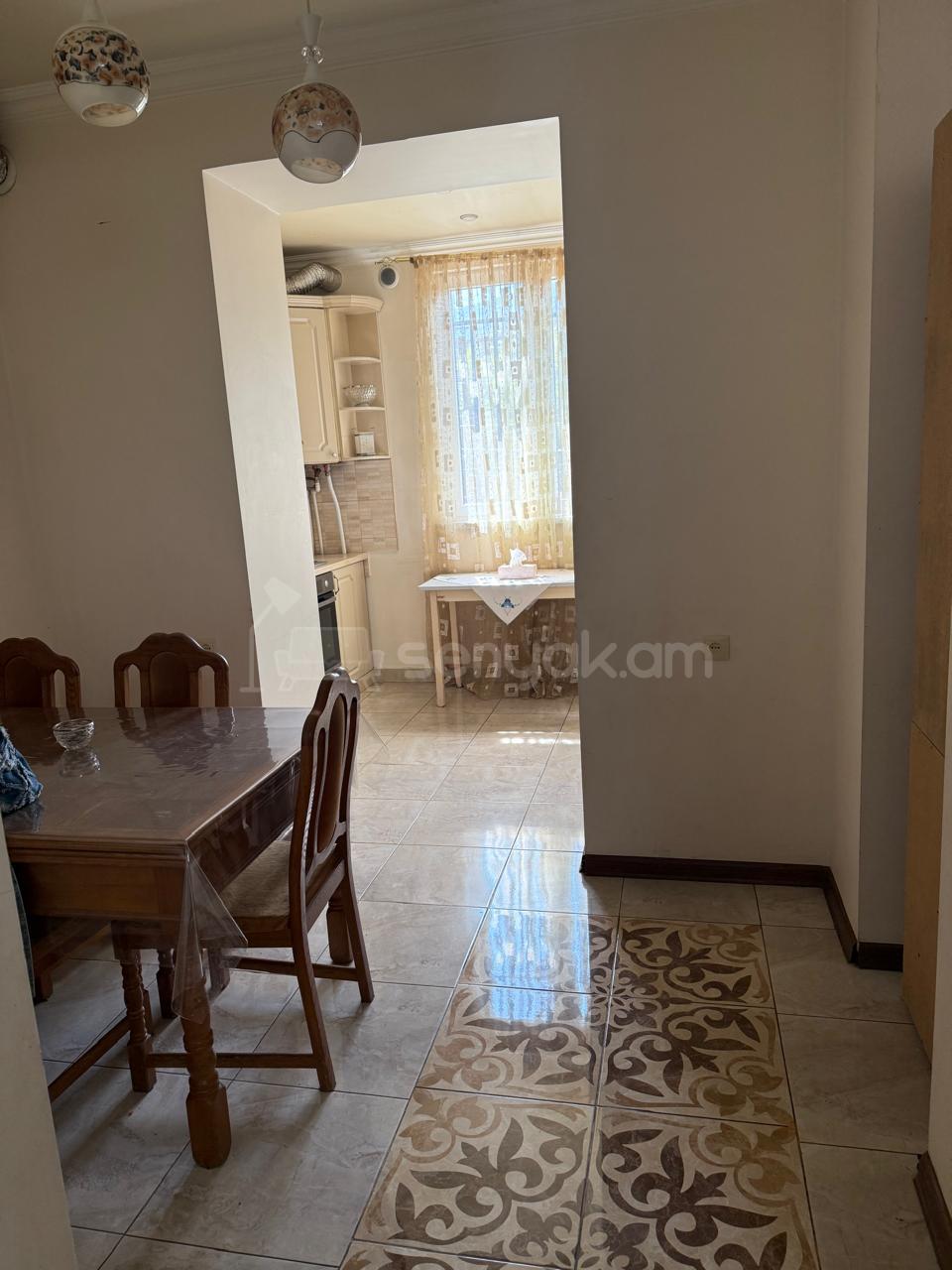 2 Սենյականոց Բնակարան Քարե Շենքում, 60քմ, 1/3 հարկ, Նորմալ Վիճակում, Կահավորված, Արևկող