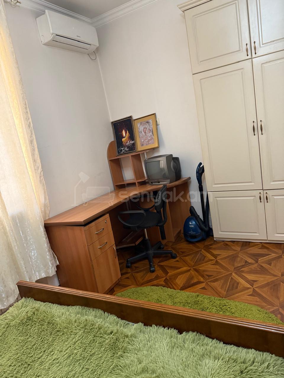 2 Սենյականոց Բնակարան Քարե Շենքում, 60քմ, 1/3 հարկ, Նորմալ Վիճակում, Կահավորված, Արևկող