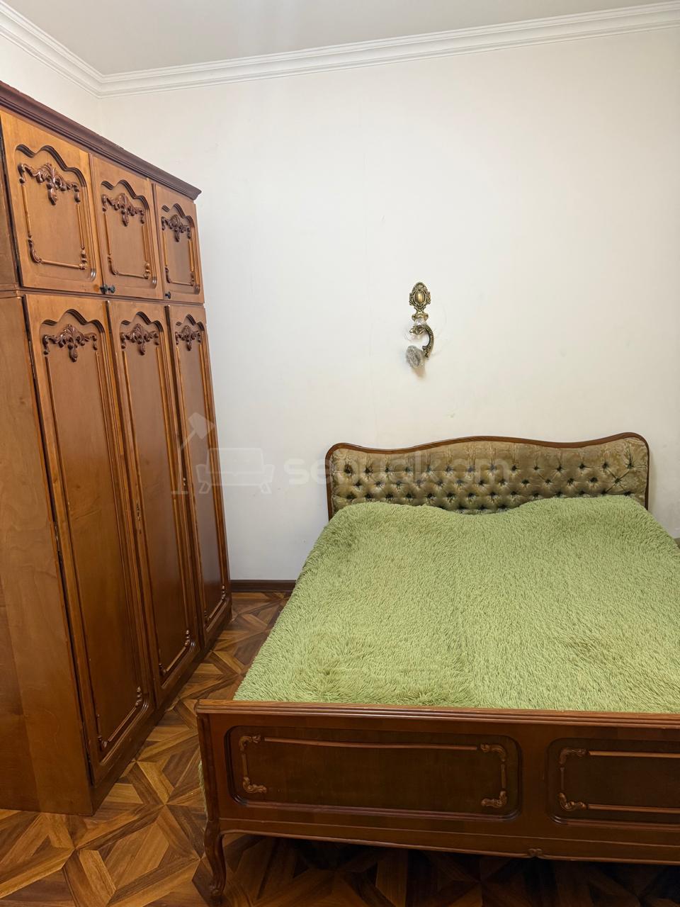 2 Սենյականոց Բնակարան Քարե Շենքում, 60քմ, 1/3 հարկ, Նորմալ Վիճակում, Կահավորված, Արևկող