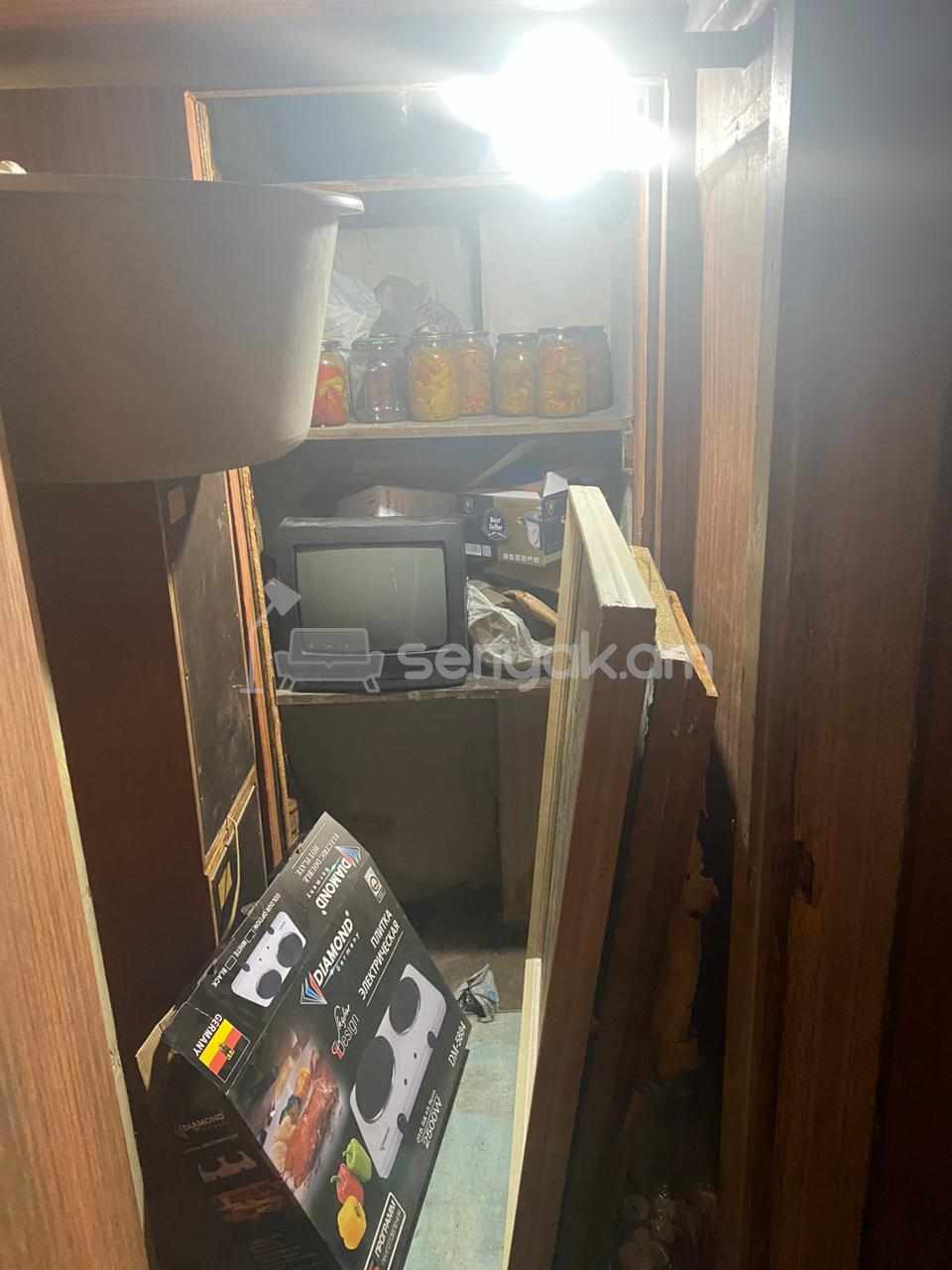 1 Սենյականոց Բնակարան, 42քմ, 3/10 հարկ, Պետական Վիճակում