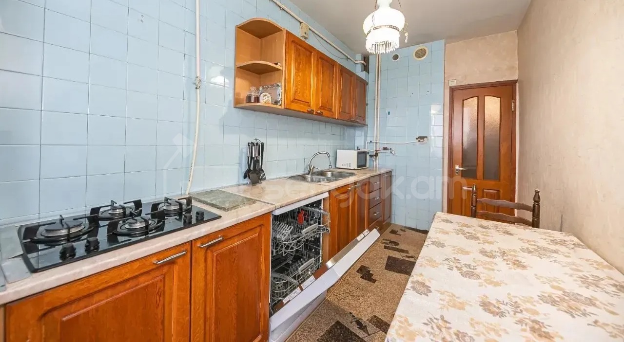 4 Սենյականոց Բնակարան, 95քմ, 8/9 հարկ, Նորմալ Վիճակում