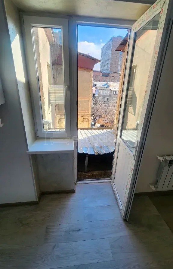 2 Սենյականոց Բնակարան Քարե Շենքում, 56քմ, 5/5 հարկ, Դիզայներական Վերանորոգված