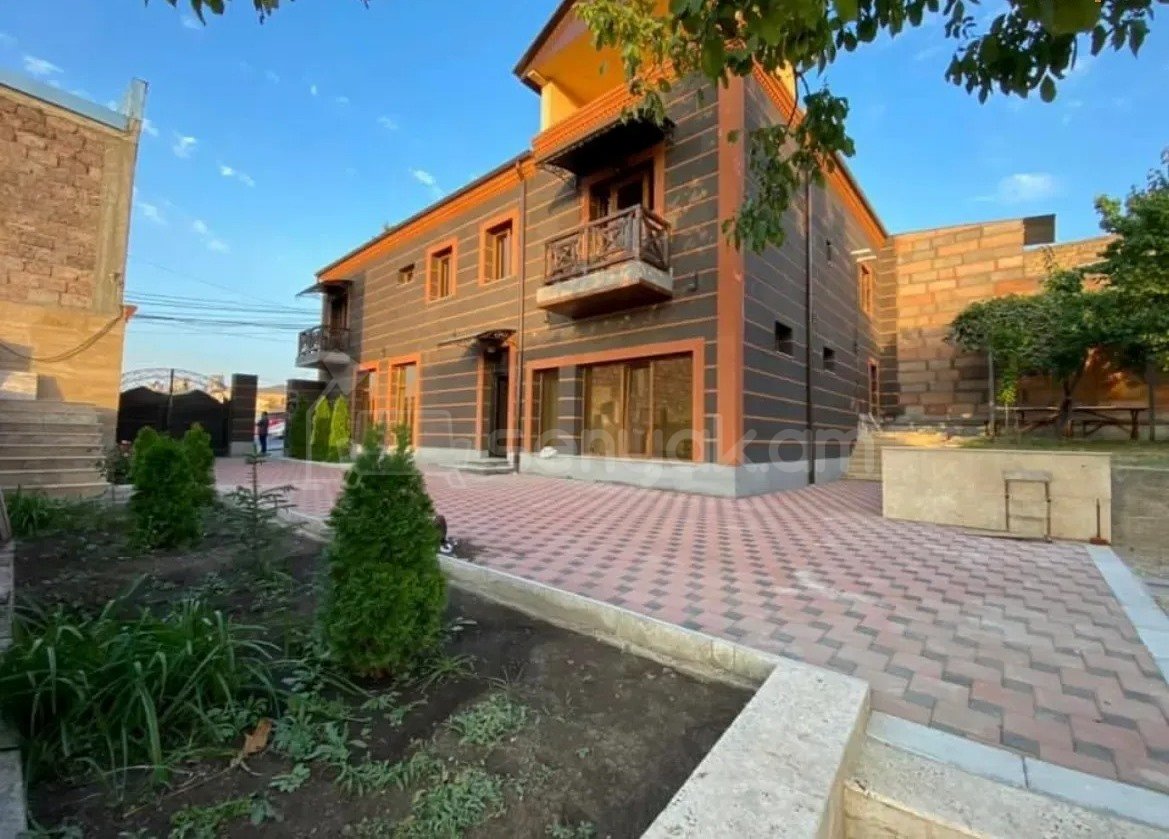 5 Սենյականոց Շքեղ Առանձնատուն, 250քմ, Ավտոտնակով