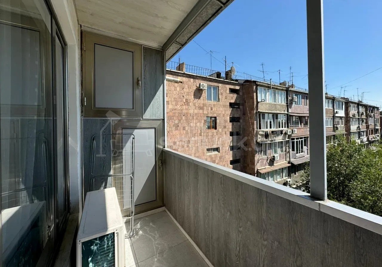 3 Սենյականոց Բնակարան Քարե Շենքում, 100քմ, 4/5 հարկ, Կապիտալ Վերանորոգված