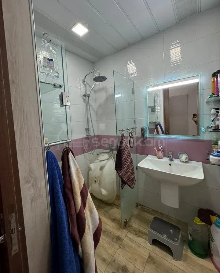 3 Սենյականոց Բնակարան Քարե Շենքում, 100քմ, 4/5 հարկ, Կապիտալ Վերանորոգված