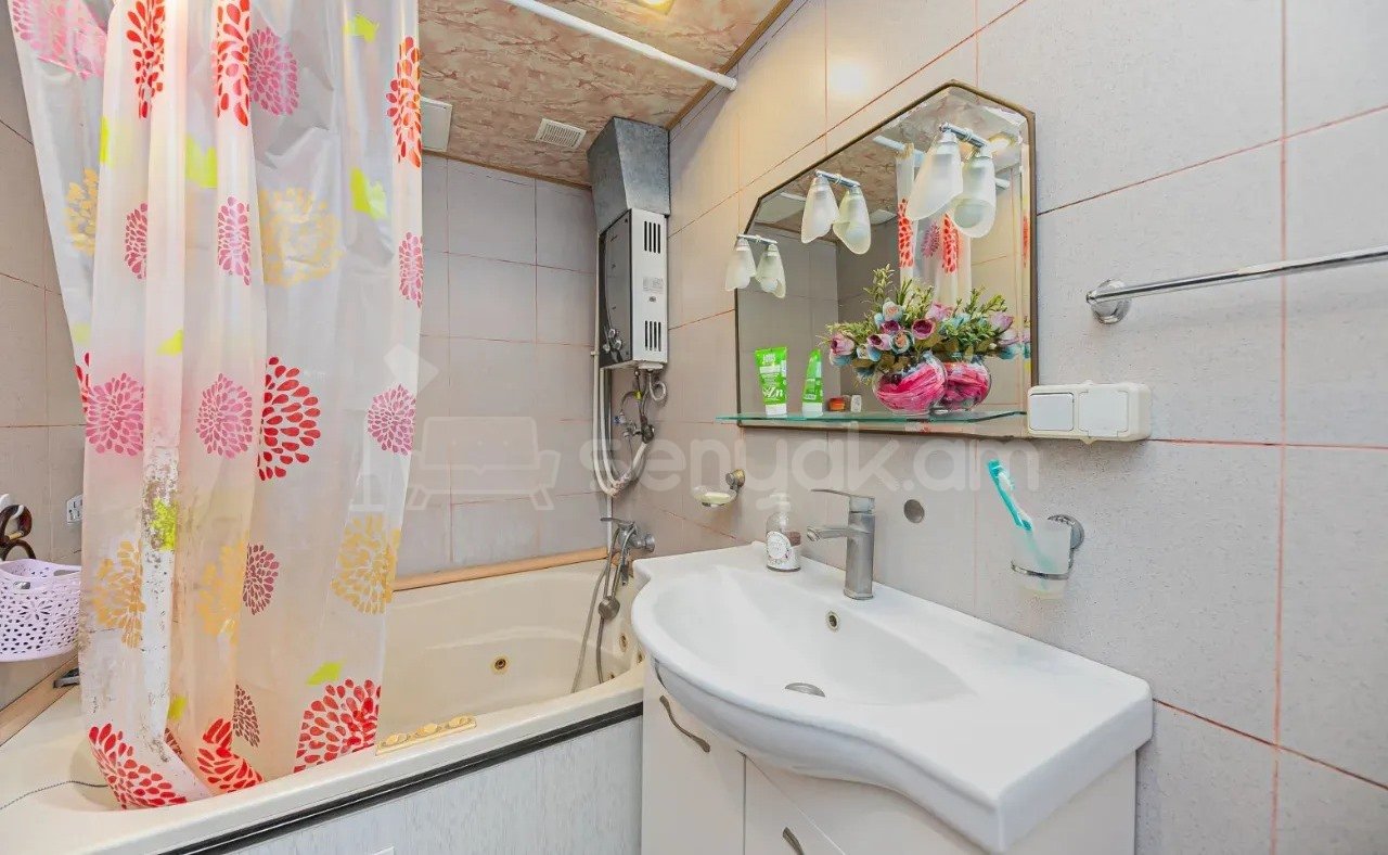 3 Սենյականոց Բնակարան Քարե Շենքում, 95քմ, 5/5 հարկ, Կապիտալ Վերանորոգված