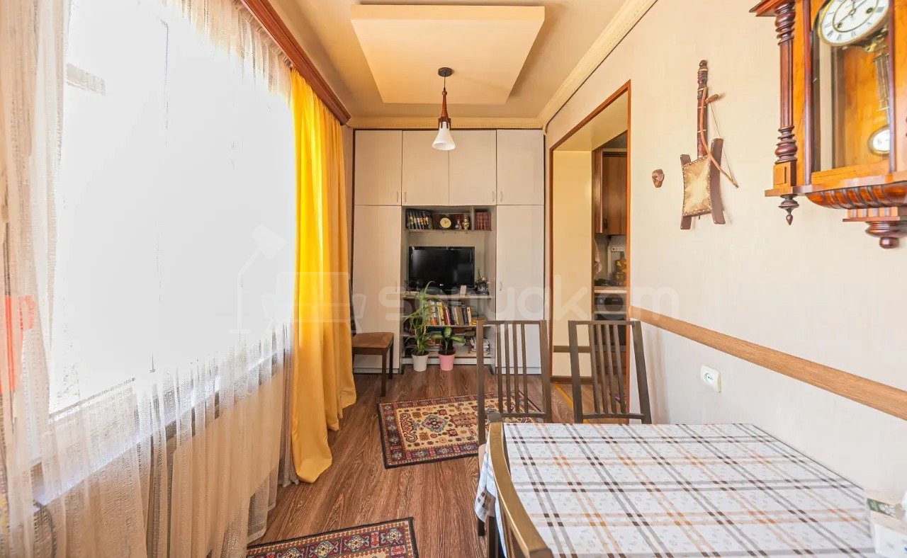 3 Սենյականոց Բնակարան Քարե Շենքում, 95քմ, 5/5 հարկ, Կապիտալ Վերանորոգված