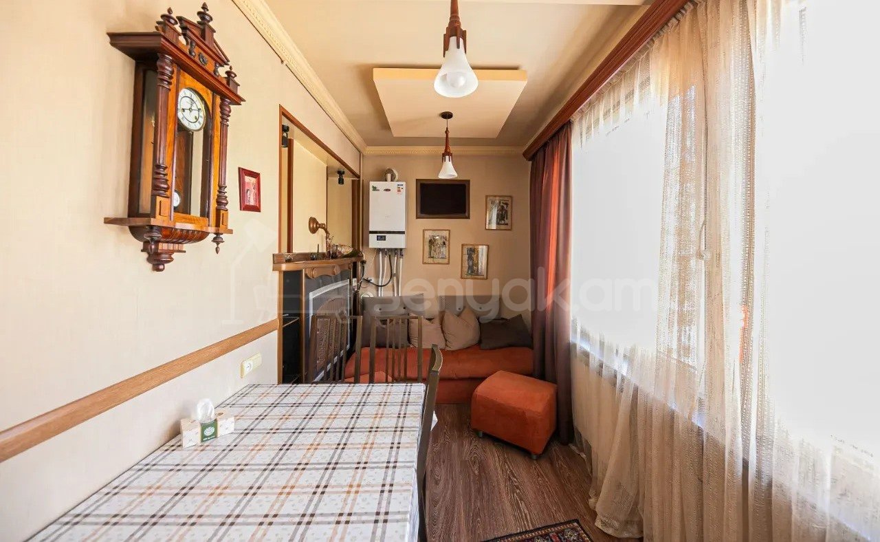 3 Սենյականոց Բնակարան Քարե Շենքում, 95քմ, 5/5 հարկ, Կապիտալ Վերանորոգված