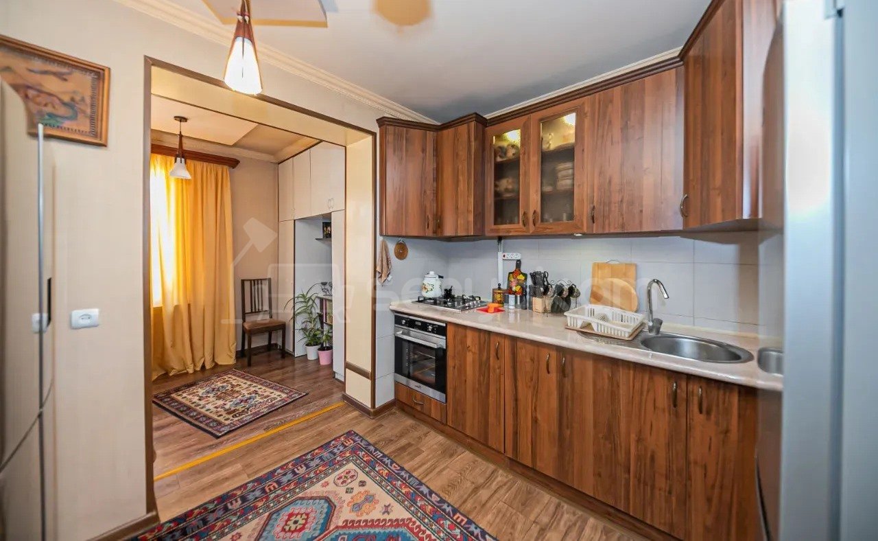 3 Սենյականոց Բնակարան Քարե Շենքում, 95քմ, 5/5 հարկ, Կապիտալ Վերանորոգված