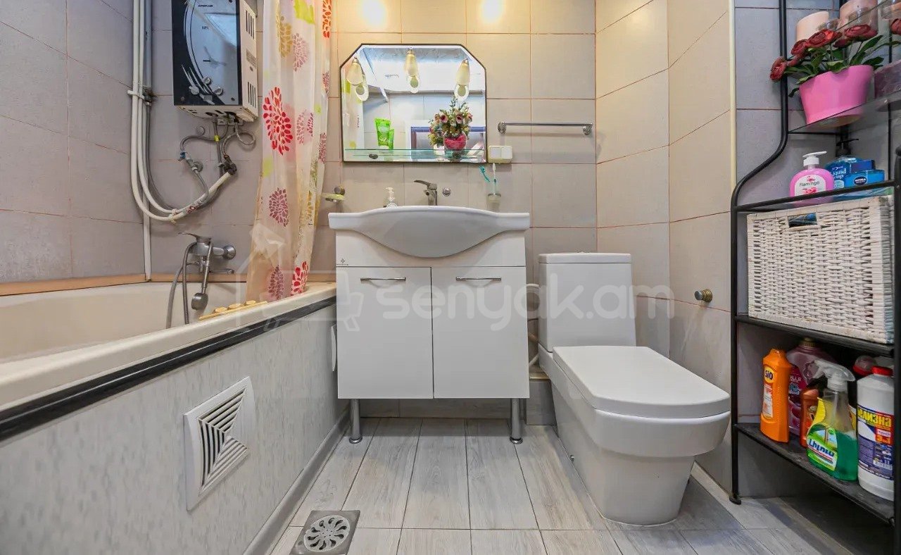 3 Սենյականոց Բնակարան Քարե Շենքում, 95քմ, 5/5 հարկ, Կապիտալ Վերանորոգված