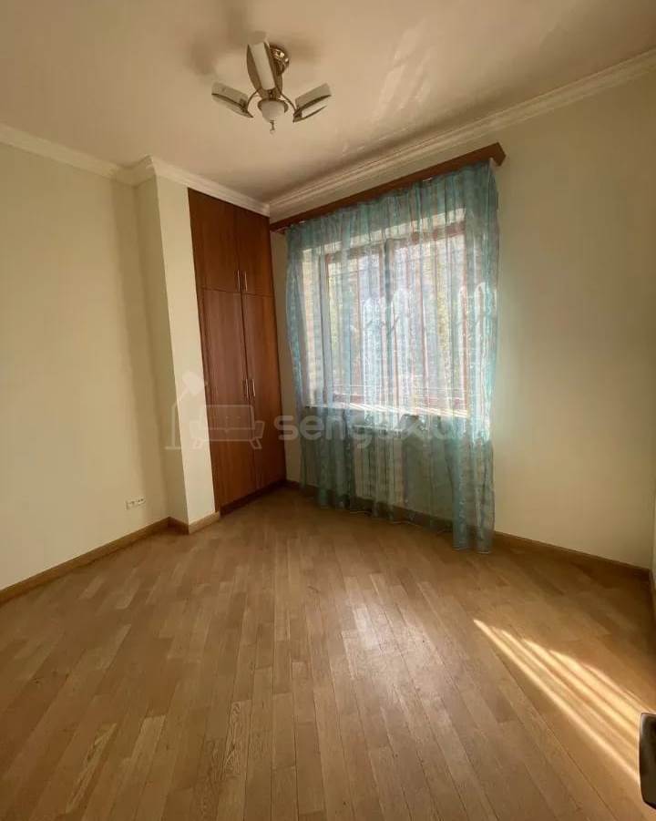 3 Սենյականոց Բնակարան Քարե Շենքում, 110քմ, 2/3 հարկ, Նորմալ Վիճակում