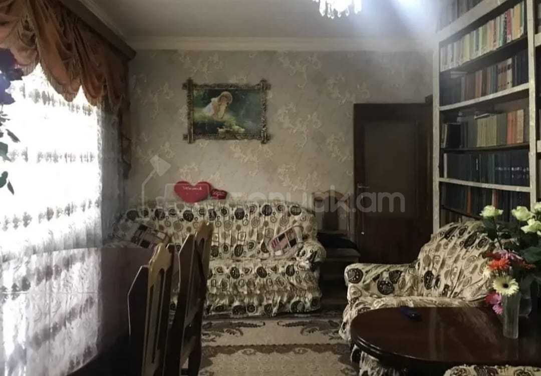 3 Սենյականոց Բնակարան Քարե Շենքում, 72քմ, 1/4 հարկ, Նորմալ Վիճակում