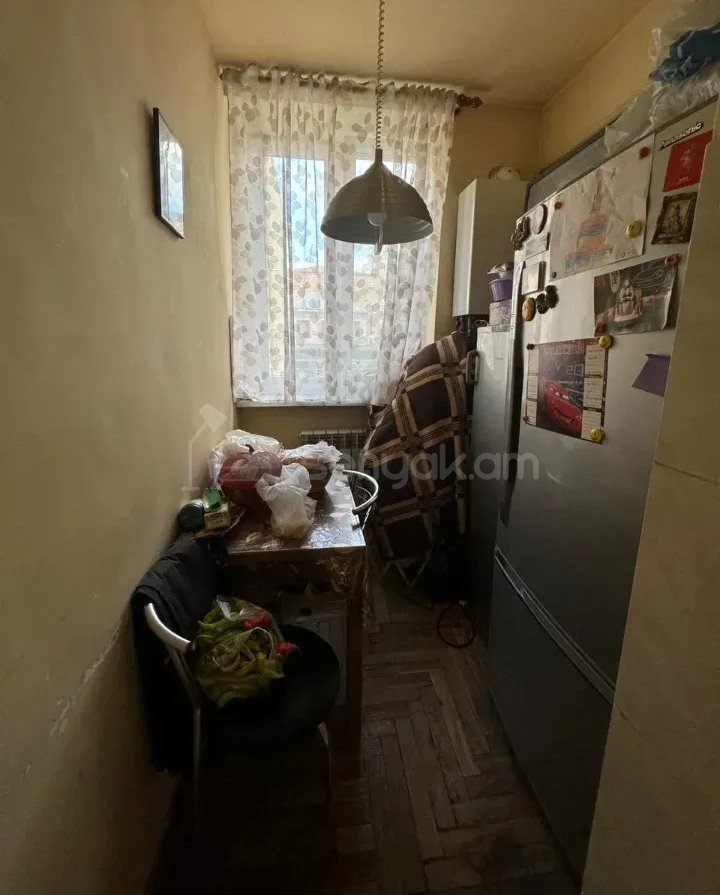 3 Սենյականոց Բնակարան Քարե Շենքում, 63քմ, 3/5 հարկ, Նորմալ Վիճակում