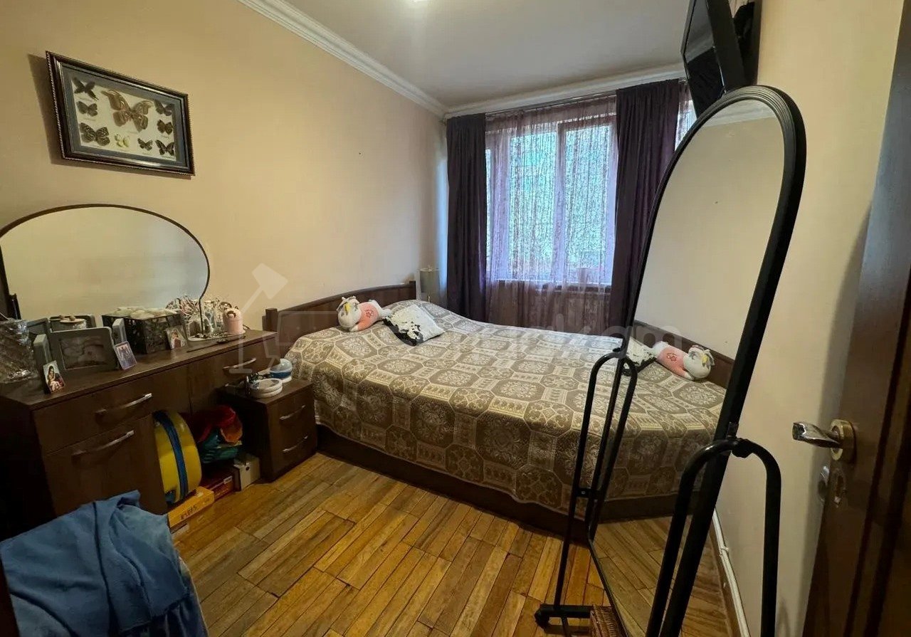 3 Սենյականոց Բնակարան Քարե Շենքում, 63քմ, 3/5 հարկ, Նորմալ Վիճակում