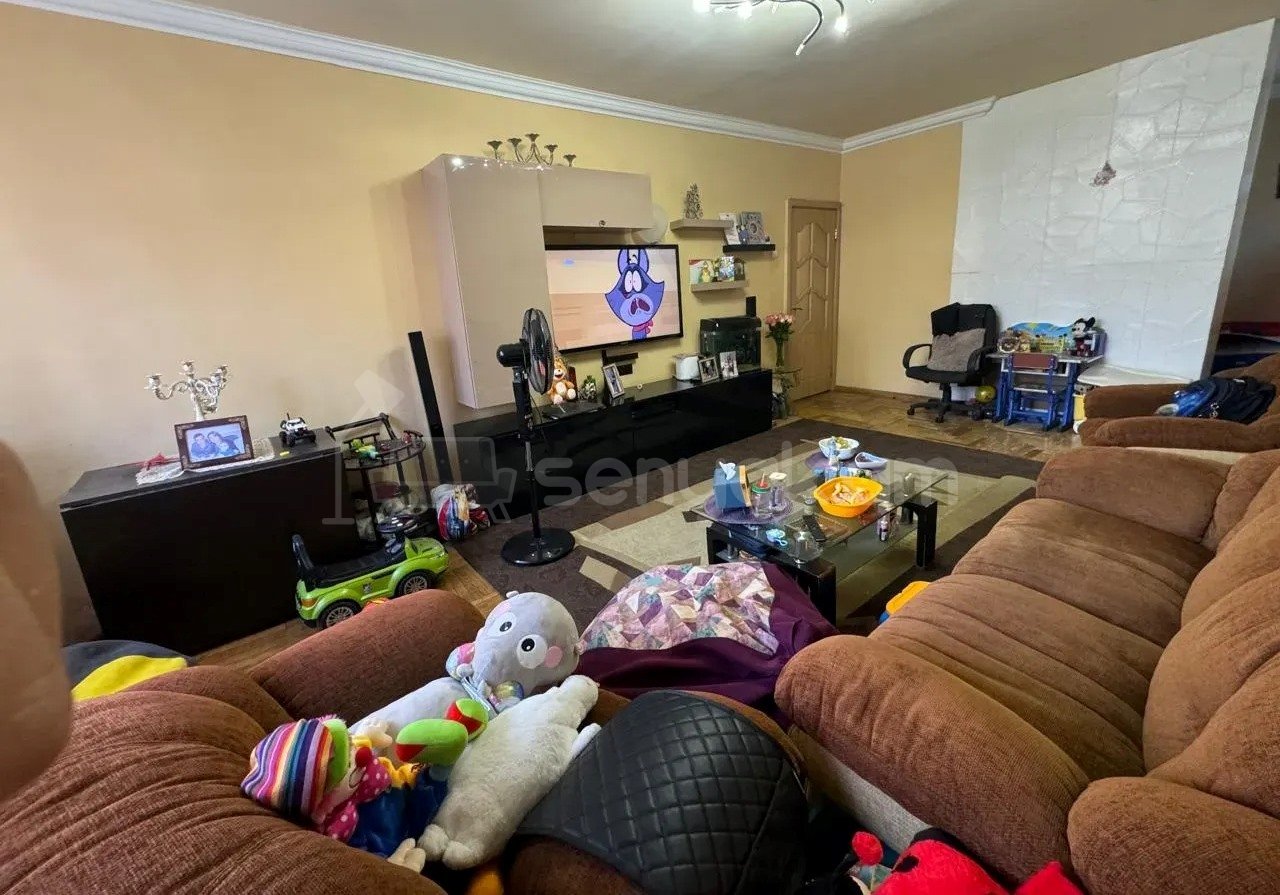 3 Սենյականոց Բնակարան Քարե Շենքում, 63քմ, 3/5 հարկ, Նորմալ Վիճակում