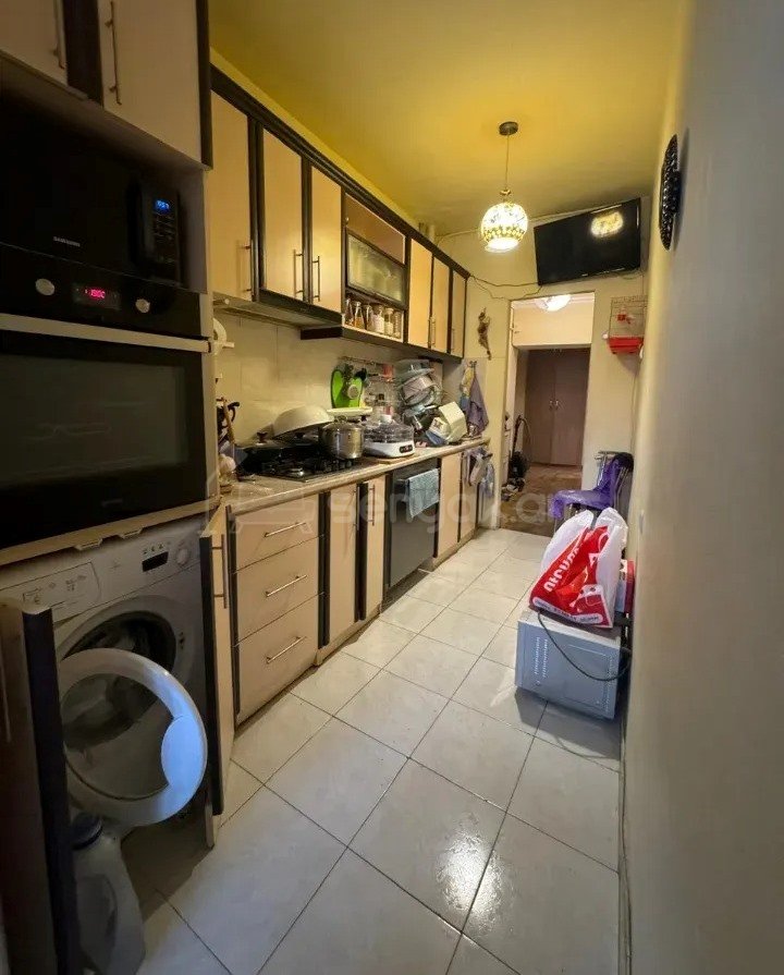 3 Սենյականոց Բնակարան Քարե Շենքում, 63քմ, 3/5 հարկ, Նորմալ Վիճակում