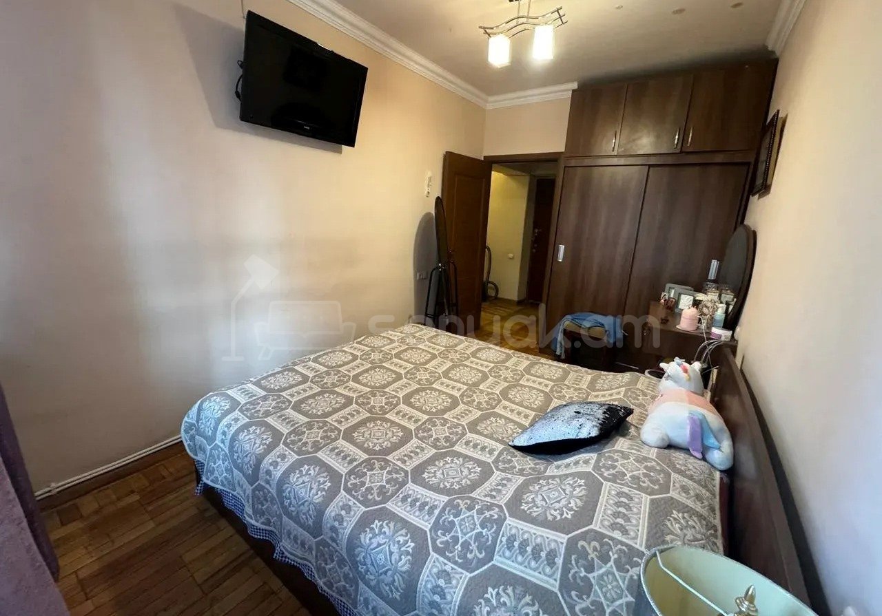 3 Սենյականոց Բնակարան Քարե Շենքում, 63քմ, 3/5 հարկ, Նորմալ Վիճակում