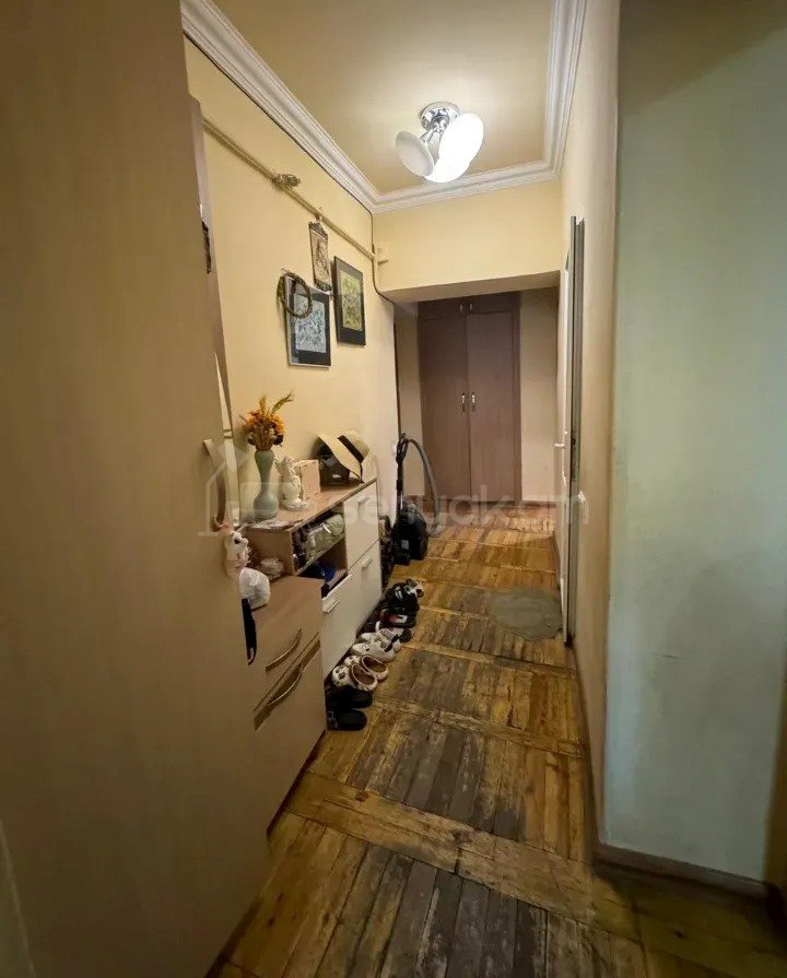 3 Սենյականոց Բնակարան Քարե Շենքում, 63քմ, 3/5 հարկ, Նորմալ Վիճակում