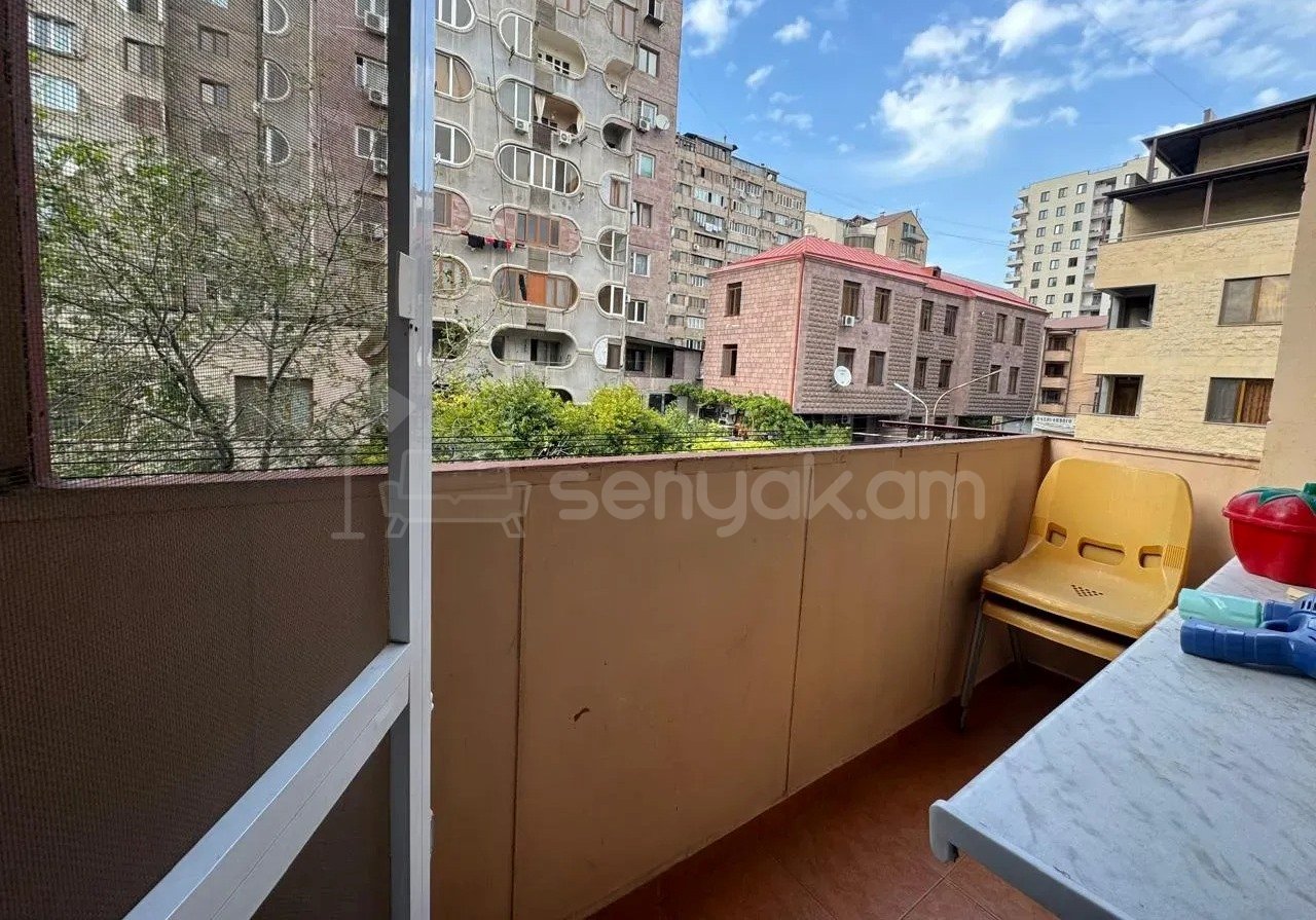 3 Սենյականոց Բնակարան Քարե Շենքում, 63քմ, 3/5 հարկ, Նորմալ Վիճակում