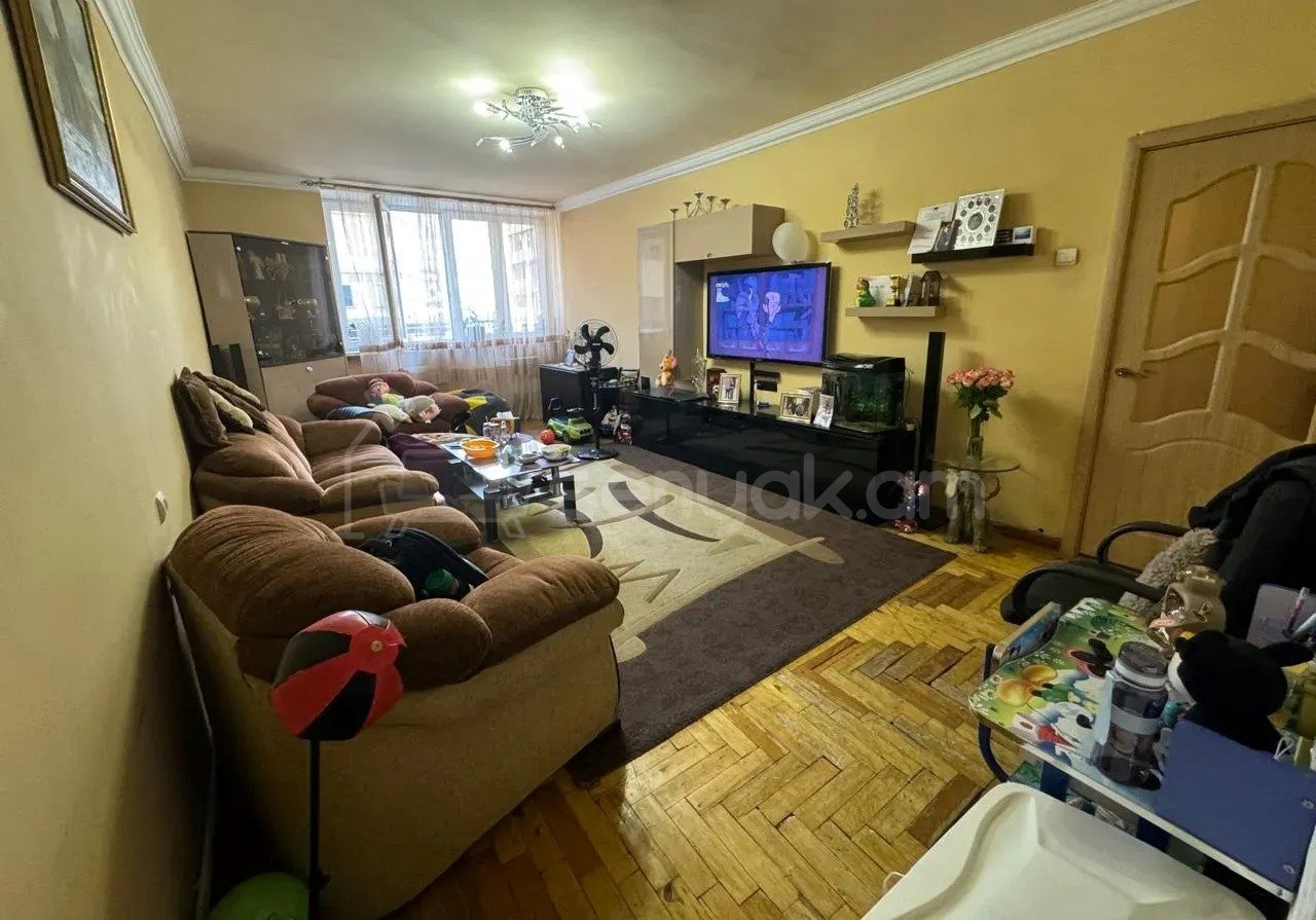 3 Սենյականոց Բնակարան Քարե Շենքում, 63քմ, 3/5 հարկ, Նորմալ Վիճակում