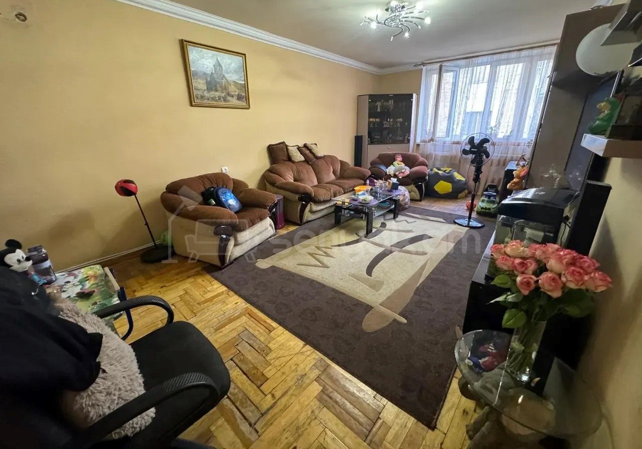 3 Սենյականոց Բնակարան Քարե Շենքում, 63քմ, 3/5 հարկ, Նորմալ Վիճակում