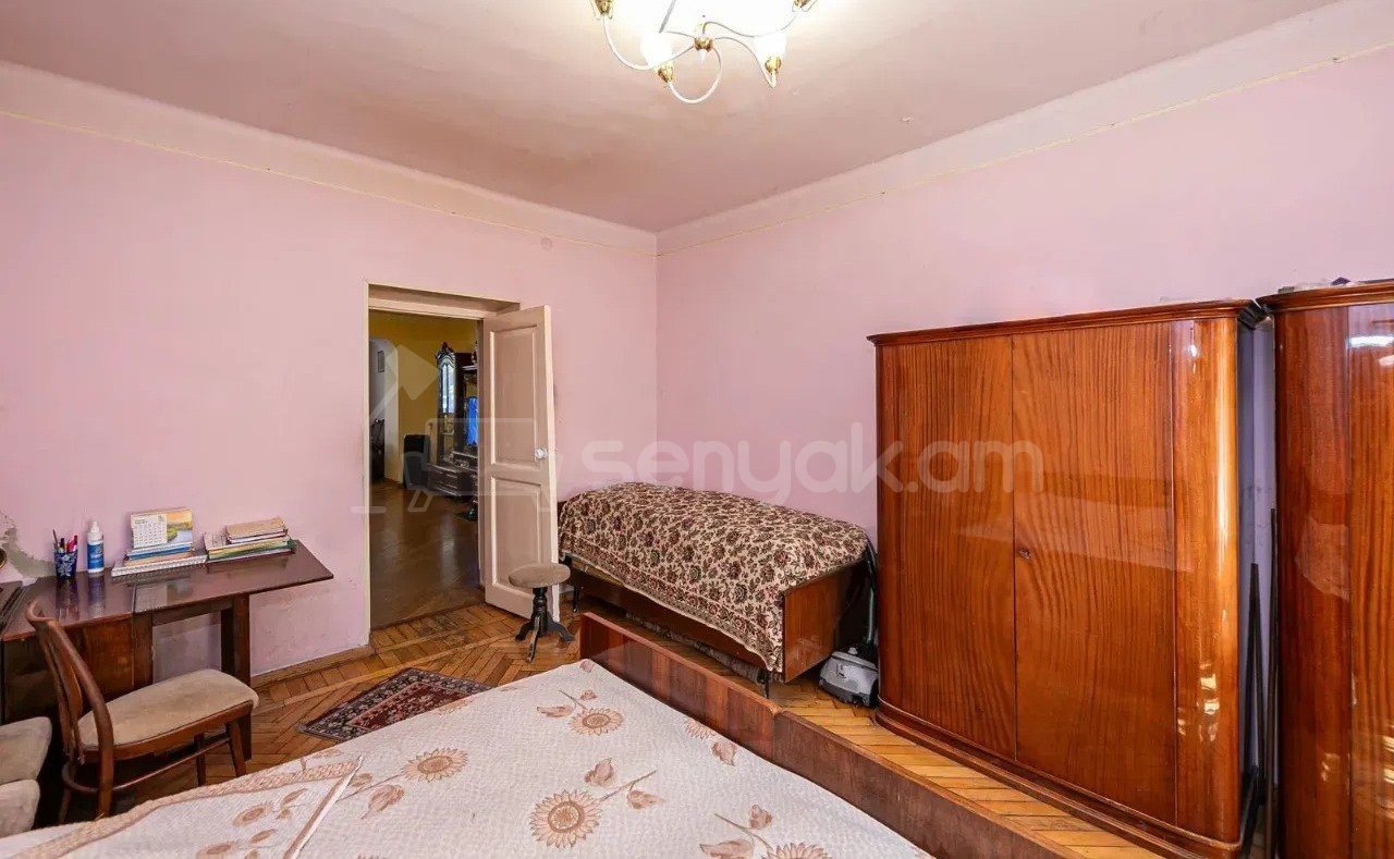 3 Սենյականոց Բնակարան Քարե Շենքում, 90քմ, 1/5 հարկ, Նորմալ Վիճակում