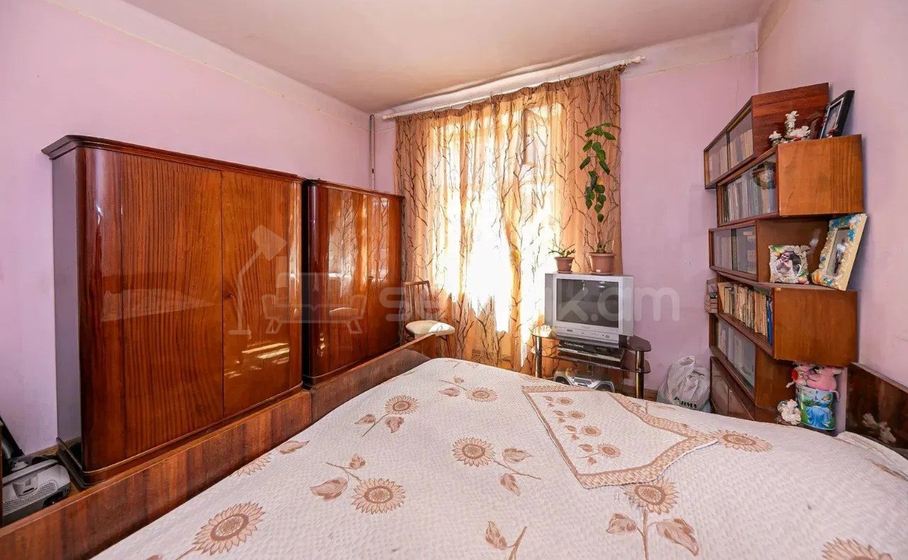 3 Սենյականոց Բնակարան Քարե Շենքում, 90քմ, 1/5 հարկ, Նորմալ Վիճակում