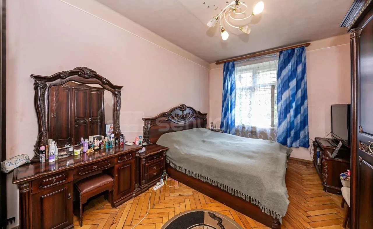 3 Սենյականոց Բնակարան Քարե Շենքում, 90քմ, 1/5 հարկ, Նորմալ Վիճակում