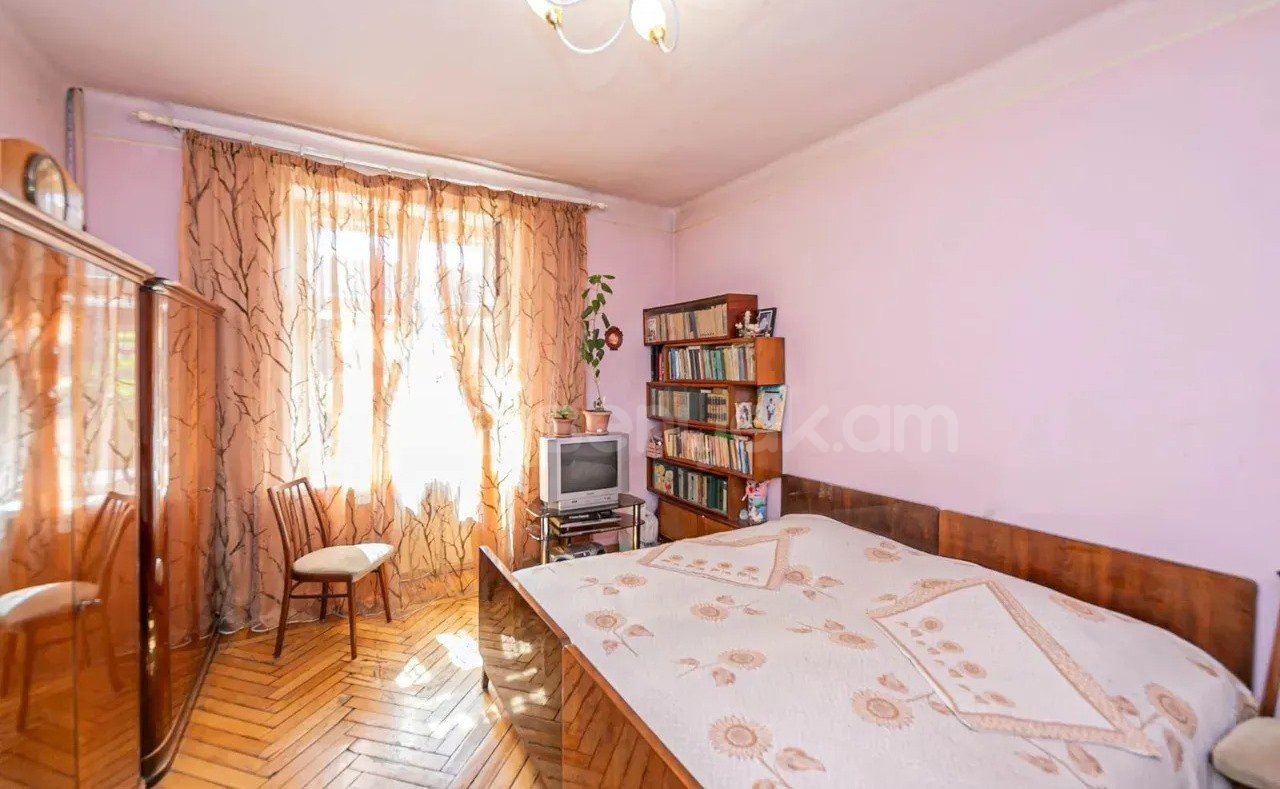 3 Սենյականոց Բնակարան Քարե Շենքում, 90քմ, 1/5 հարկ, Նորմալ Վիճակում