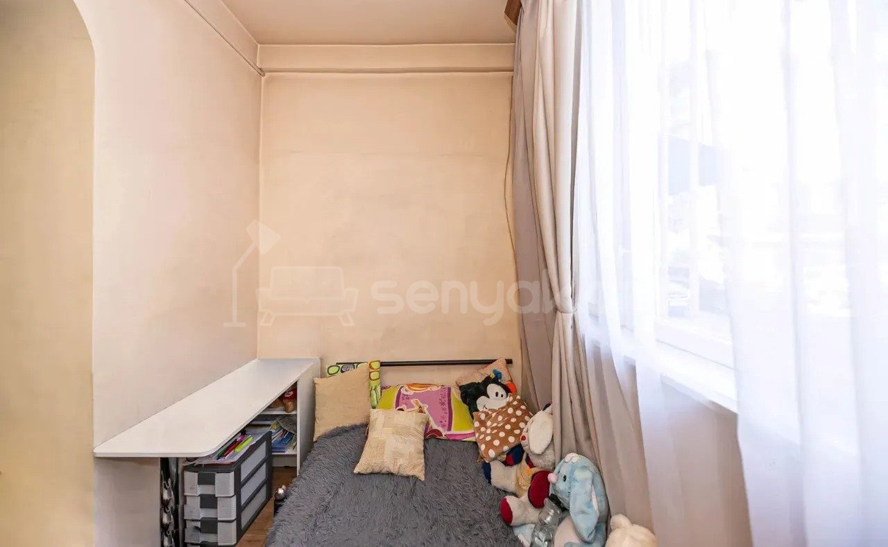 3 Սենյականոց Բնակարան Քարե Շենքում, 90քմ, 1/5 հարկ, Նորմալ Վիճակում