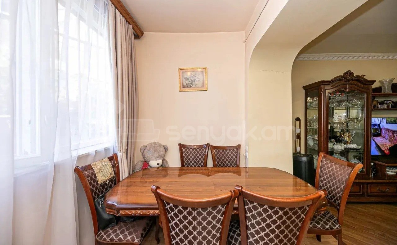 3 Սենյականոց Բնակարան Քարե Շենքում, 90քմ, 1/5 հարկ, Նորմալ Վիճակում