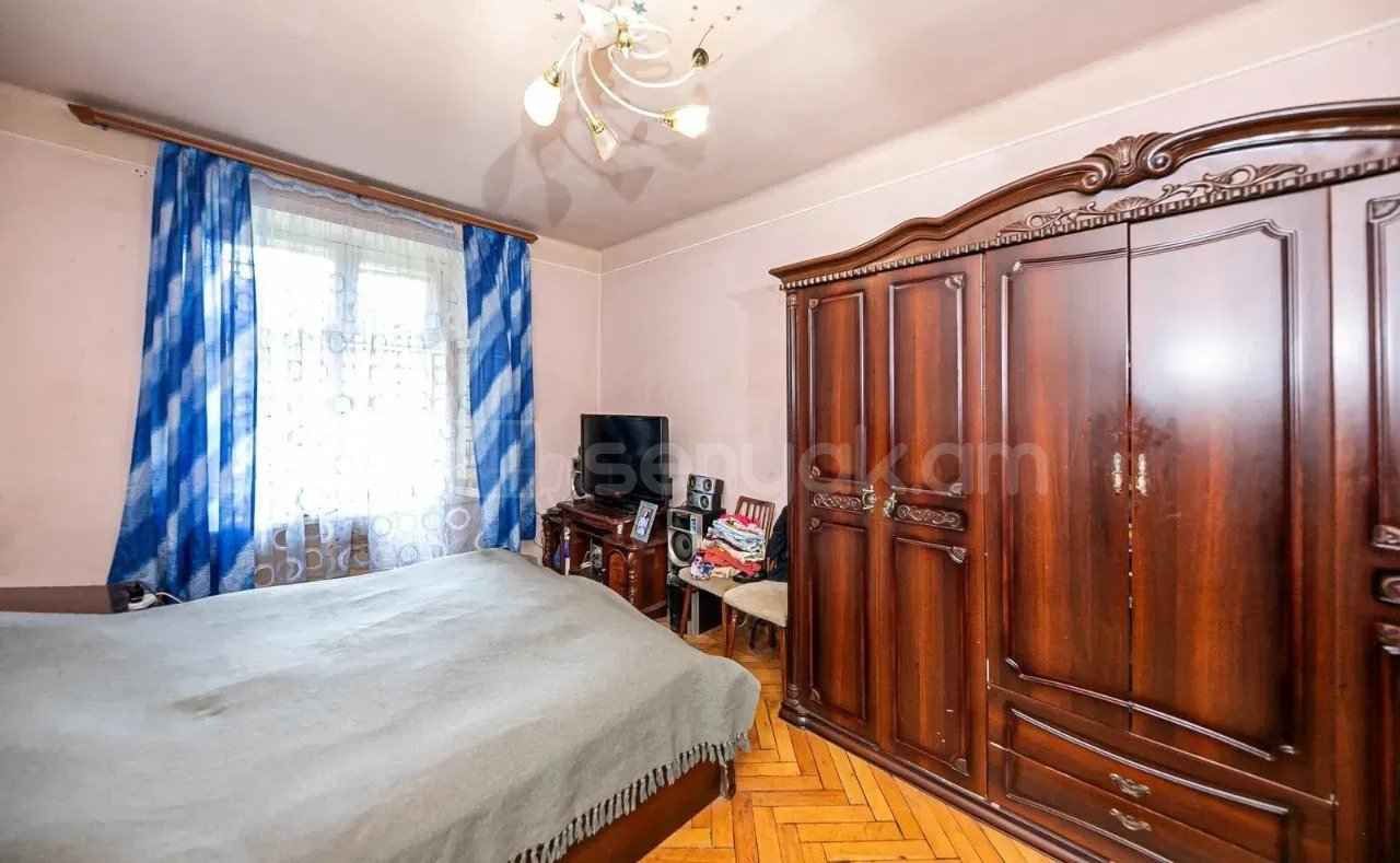 3 Սենյականոց Բնակարան Քարե Շենքում, 90քմ, 1/5 հարկ, Նորմալ Վիճակում