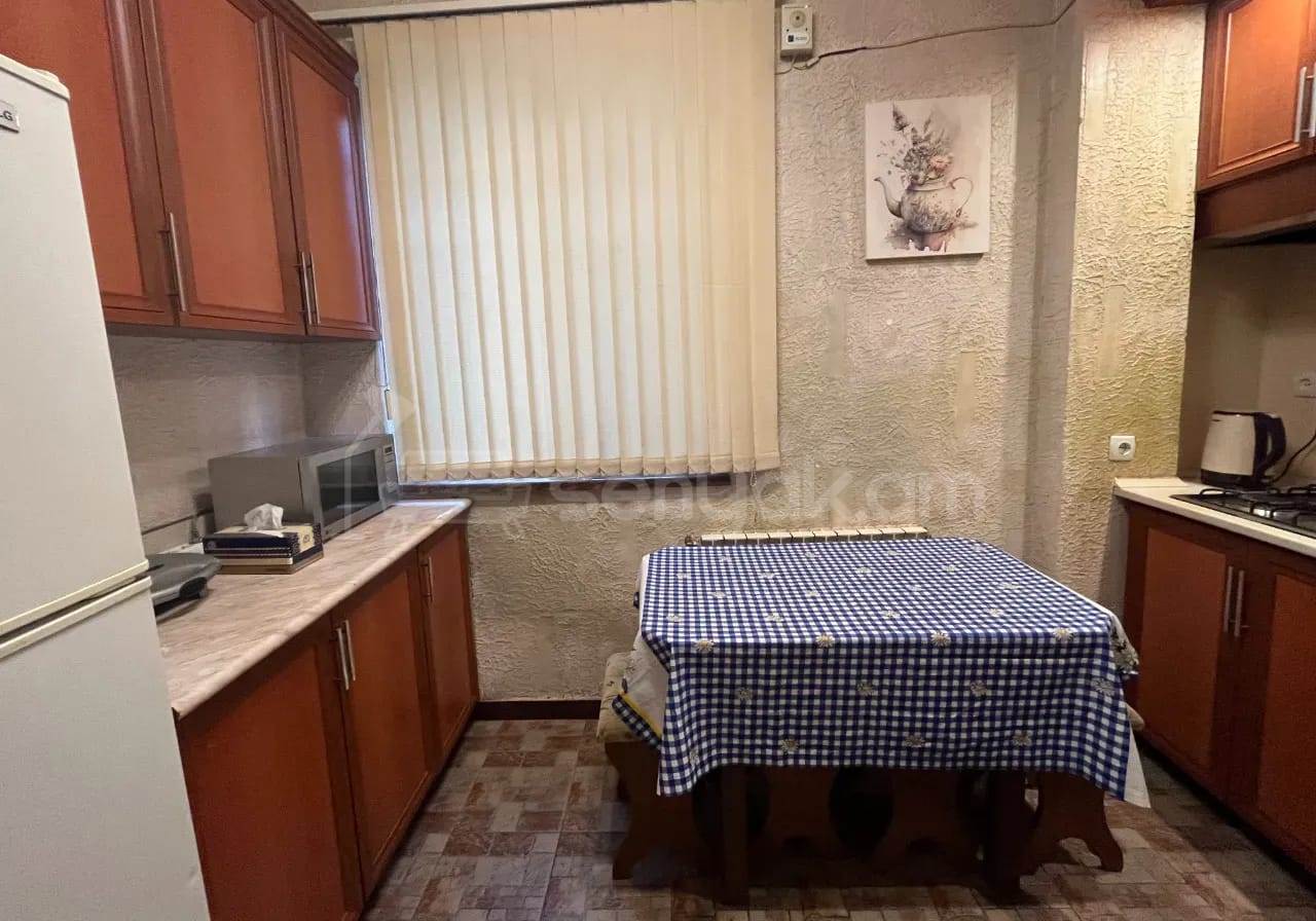 3 Սենյականոց Բնակարան Քարե Շենքում, 74քմ, 1/5 հարկ, Նորմալ Վիճակում