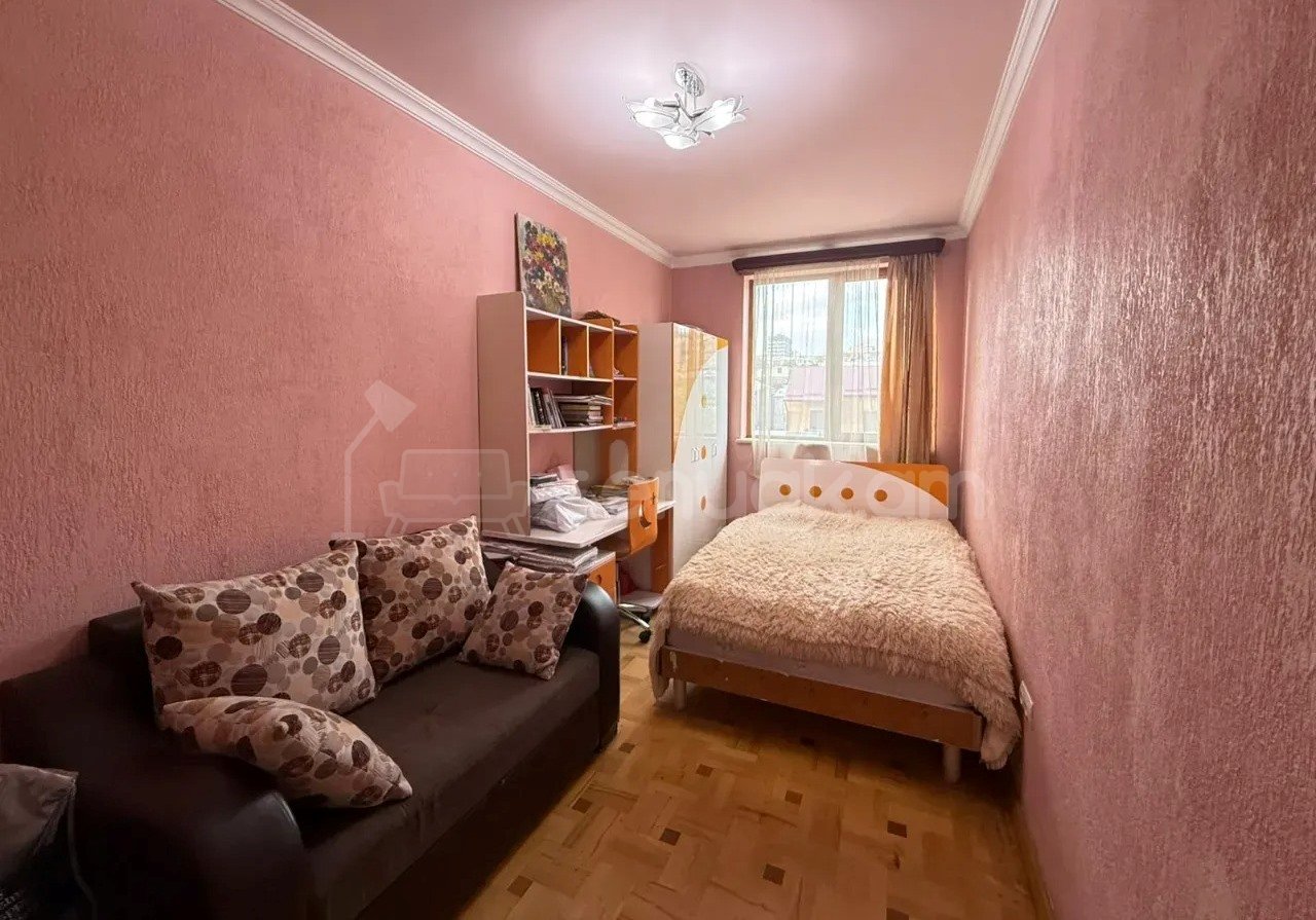 3 Սենյականոց Բնակարան Քարե Շենքում, 75քմ, 3/5 հարկ, Նորմալ Վիճակում