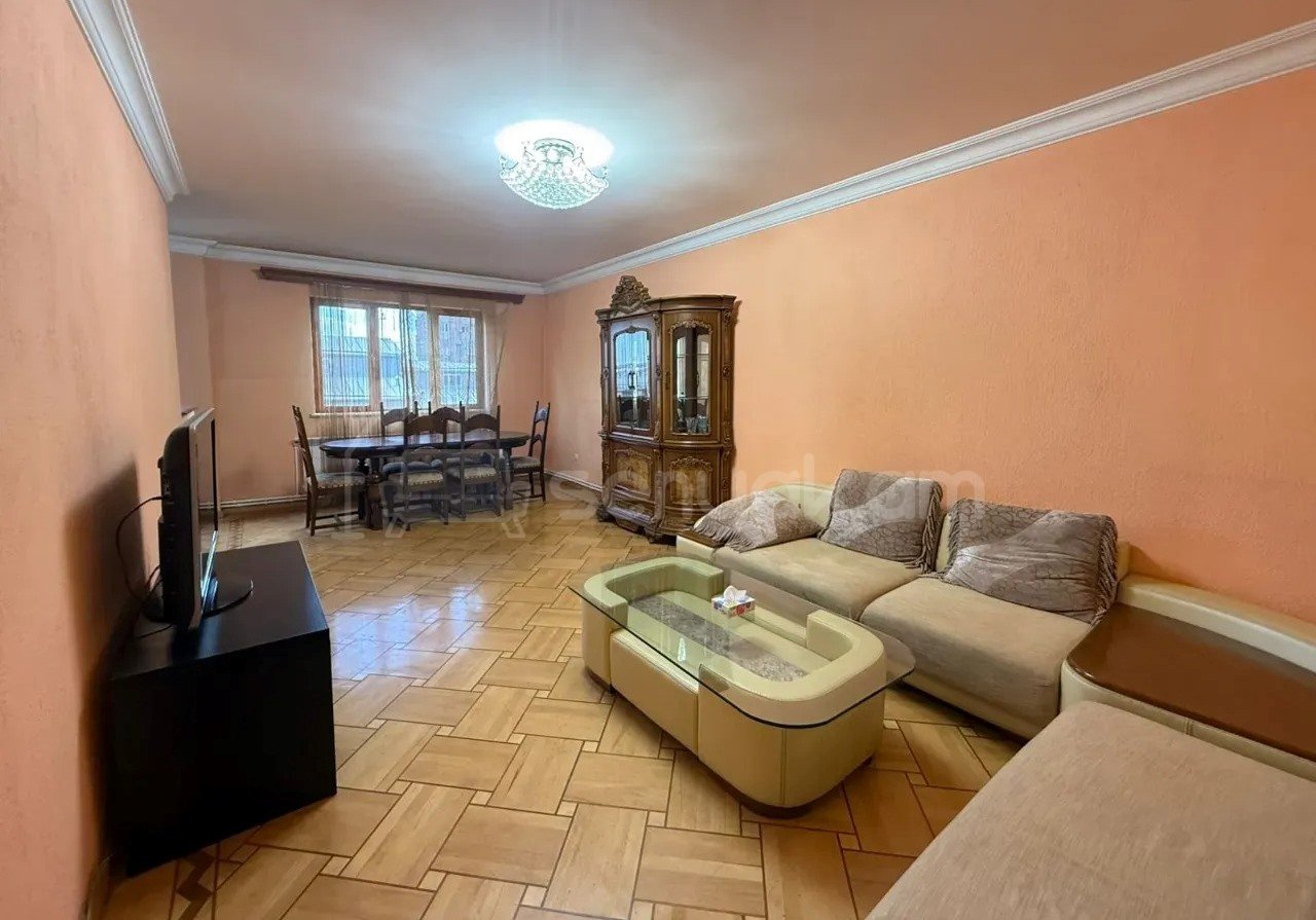 3 Սենյականոց Բնակարան Քարե Շենքում, 75քմ, 3/5 հարկ, Նորմալ Վիճակում