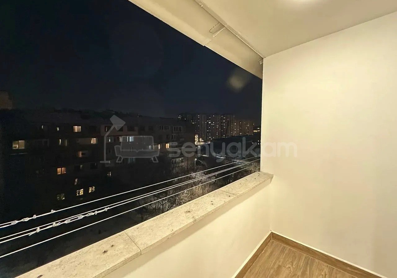 3 Սենյականոց Բնակարան Քարե Շենքում, 82քմ, 5/5 հարկ, Նորմալ Վիճակում