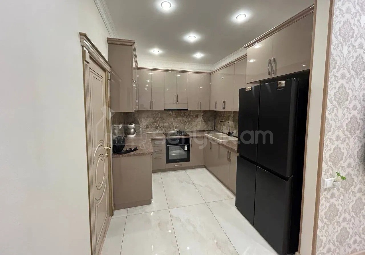 3 Սենյականոց Բնակարան Քարե Շենքում, 72քմ, 5/6 հարկ, Կապիտալ Վերանորոգված