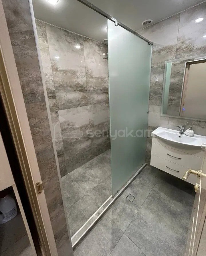 3 Սենյականոց Բնակարան Քարե Շենքում, 72քմ, 5/6 հարկ, Կապիտալ Վերանորոգված