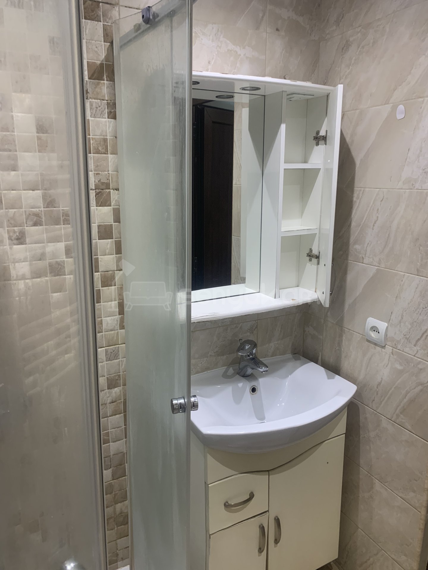 3 Սենյականոց Բնակարան Քարե Շենքում, 65քմ, 1/5 հարկ, Նորմալ Վիճակում, Կահավորված