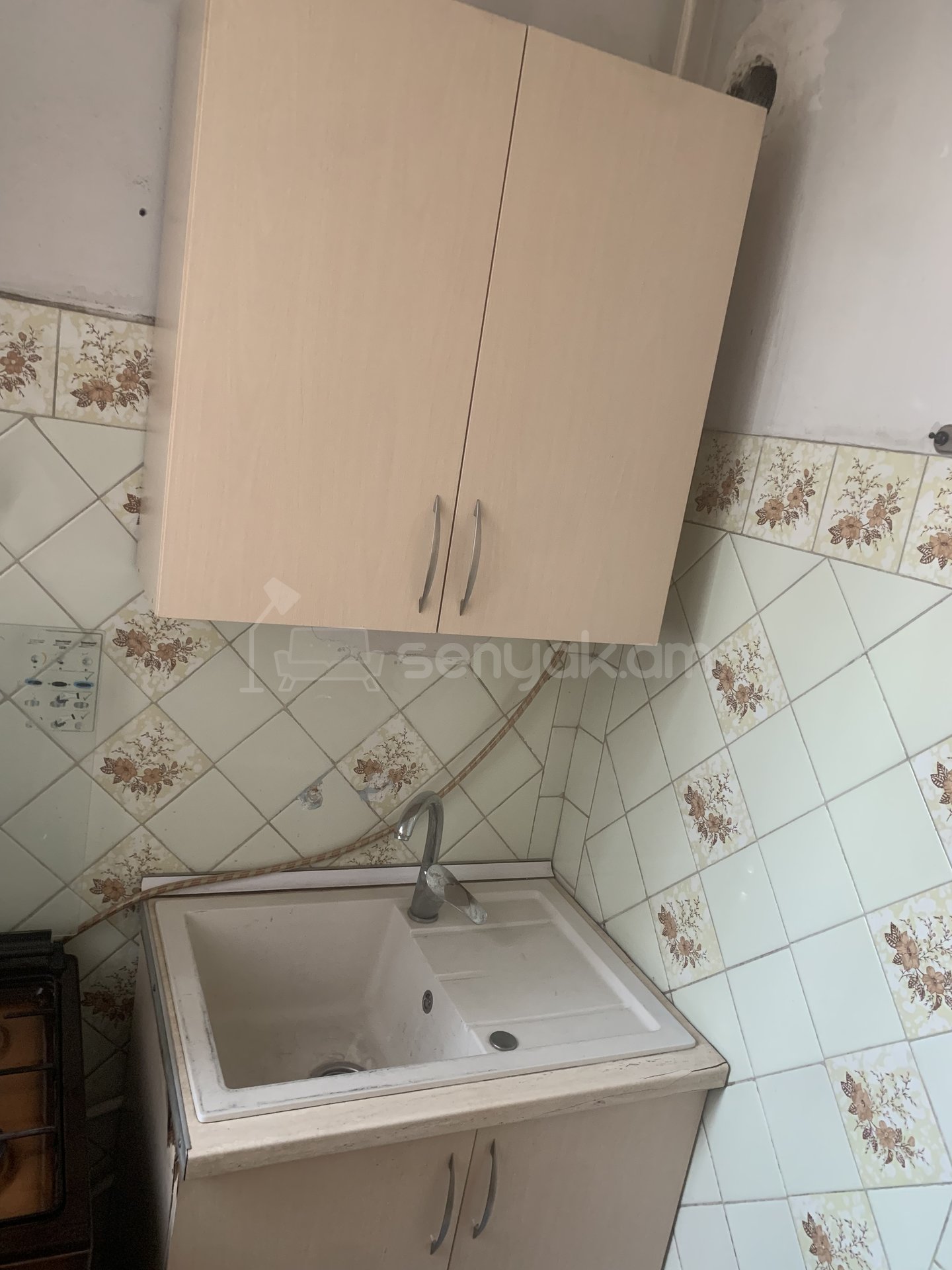 3 Սենյականոց Բնակարան Քարե Շենքում, 65քմ, 1/5 հարկ, Նորմալ Վիճակում, Կահավորված