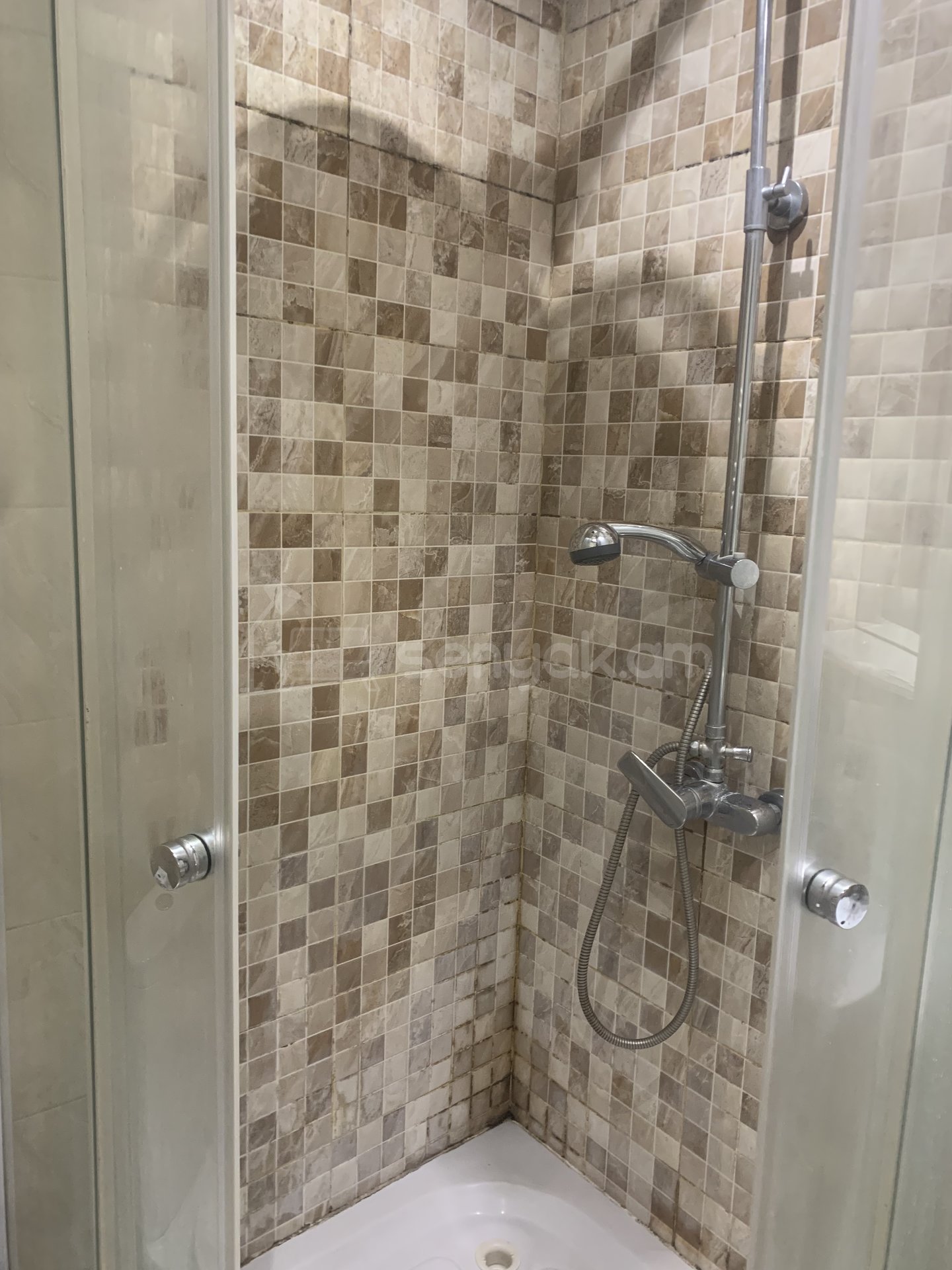 3 Սենյականոց Բնակարան Քարե Շենքում, 65քմ, 1/5 հարկ, Նորմալ Վիճակում, Կահավորված