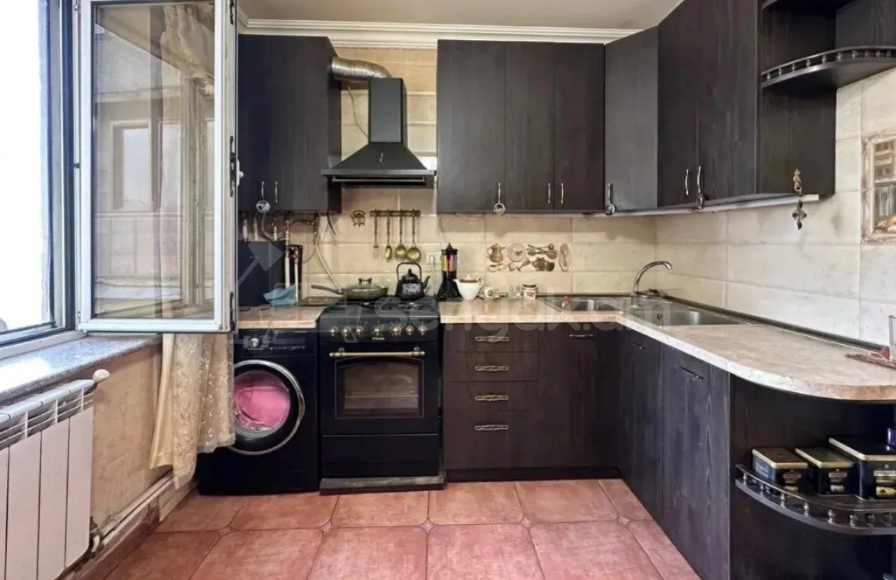 3 Սենյականոց Բնակարան Քարե Շենքում, 90քմ, 5/7 հարկ, Կապիտալ Վերանորոգված