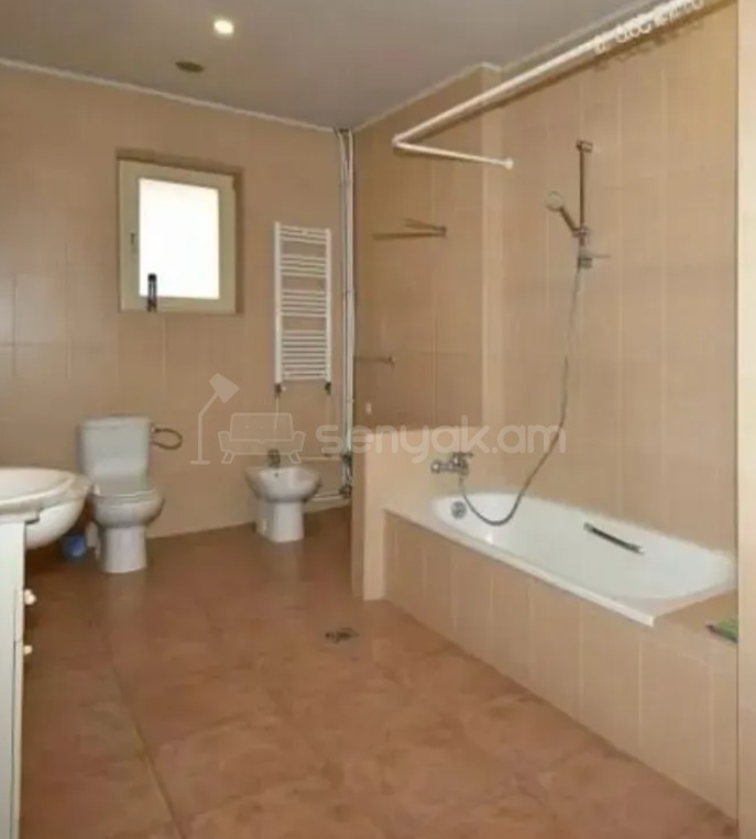 5 Սենյականոց Բնակարան Քարե Շենքում, 241քմ, 4/4 հարկ, Կապիտալ Վերանորոգված
