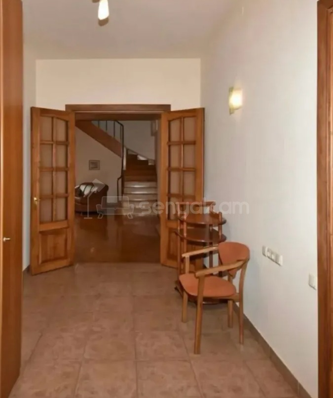 5 Սենյականոց Բնակարան Քարե Շենքում, 241քմ, 4/4 հարկ, Կապիտալ Վերանորոգված